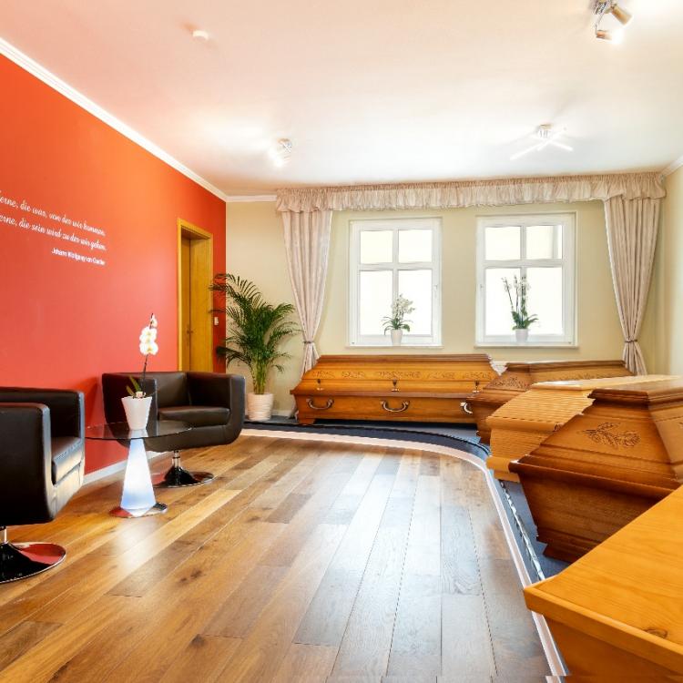 Ausstellung Särge Bestattungshaus Inselstille in Bergen auf Rügen