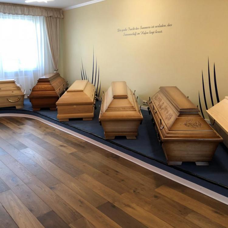 Ausstellung Särge Bestattungshaus Inselstille in Bergen auf Rügen