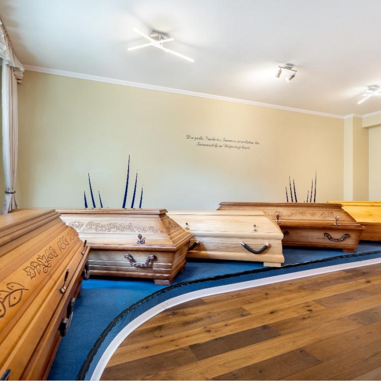 Ausstellung Särge Bestattungshaus Inselstille in Bergen auf Rügen