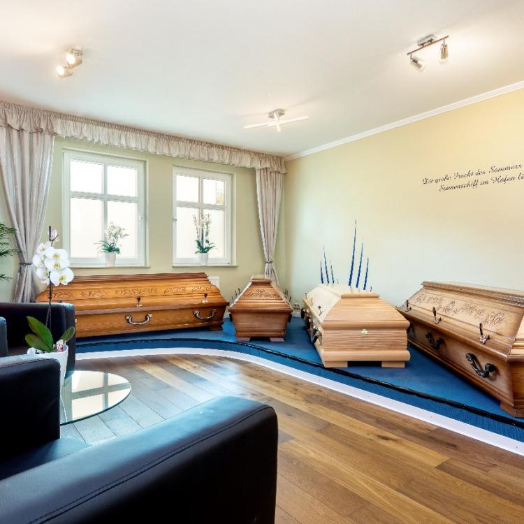Ausstellung Särge Bestattungshaus Inselstille in Bergen auf Rügen